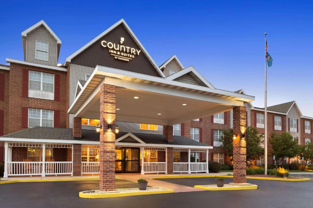 a front view of a hotel with a building at Country Inn & Suites by Radisson Kenosha - Pleasant Prairie in Kenosha