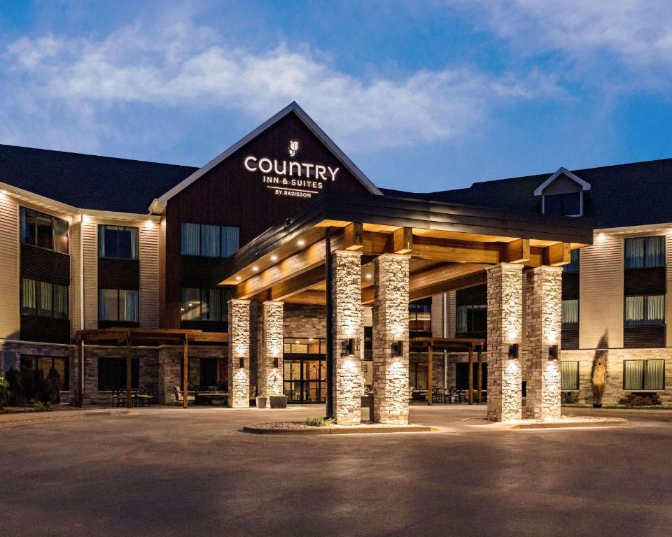 アップルトンにあるCountry Inn & Suites by Radisson, Appleton, WIの看板が立つ大きな建物