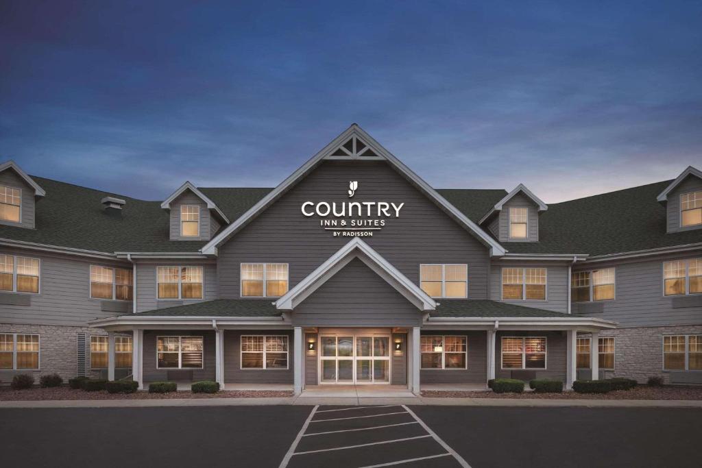 un edificio con un cartello con un servizio locanda della contea di Country Inn & Suites by Radisson, Germantown, WI a Germantown