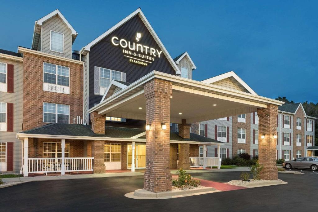 a front view of a hotel with a building at Country Inn & Suites by Radisson, Milwaukee Airport, WI in Milwaukee