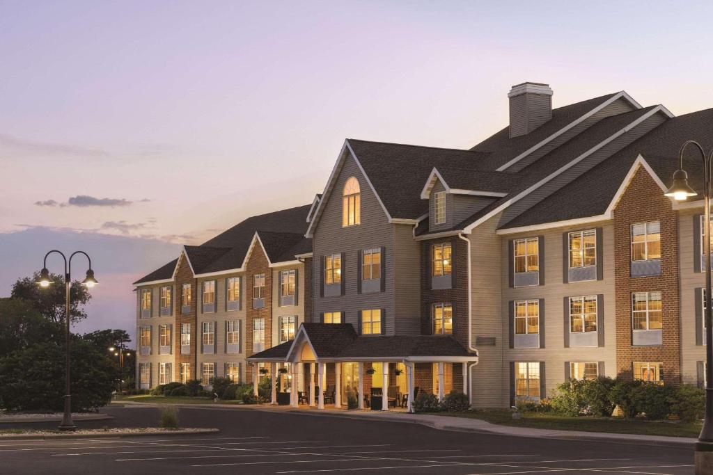 a rendering of a large building with lights on at Country Inn & Suites by Radisson, Madison, WI in Madison