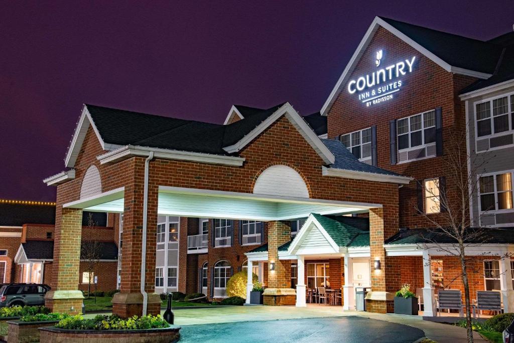 a view of a hotel at night at Country Inn & Suites by Radisson, Milwaukee West Brookfield , WI in Brookfield