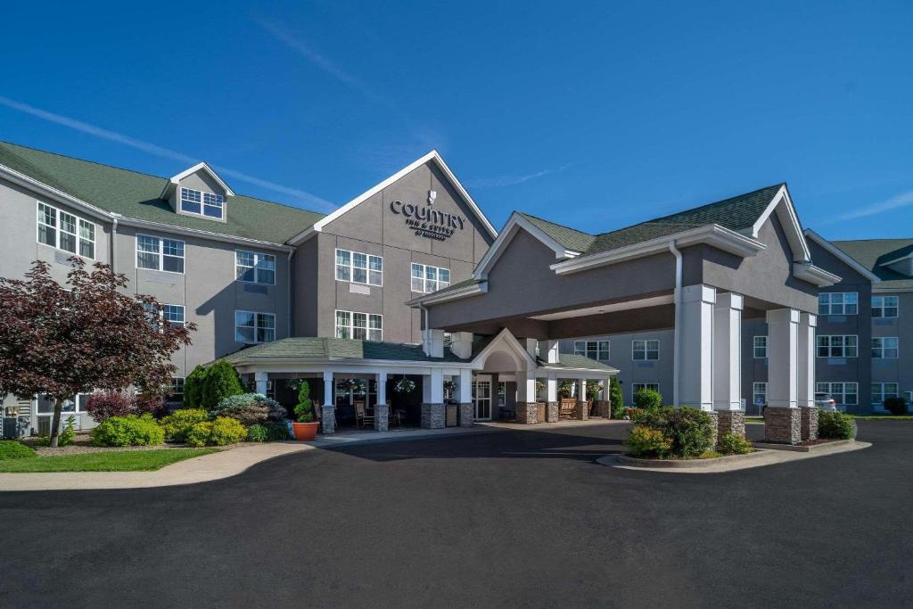 een weergave van de voorkant van een hotel bij Country Inn & Suites by Radisson, Beckley, WV in Beckley