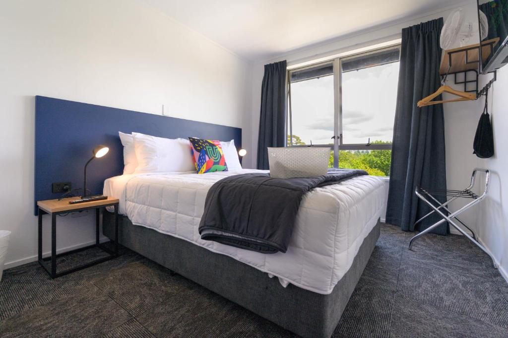 
Queen Room with Shared Bathroom
