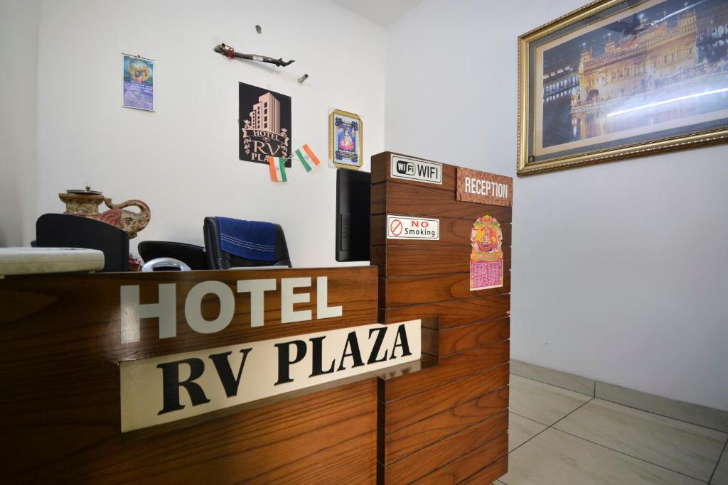 a hotel rwy plaza sign in a hotel room at OYO Kings Inn in Ludhiana
