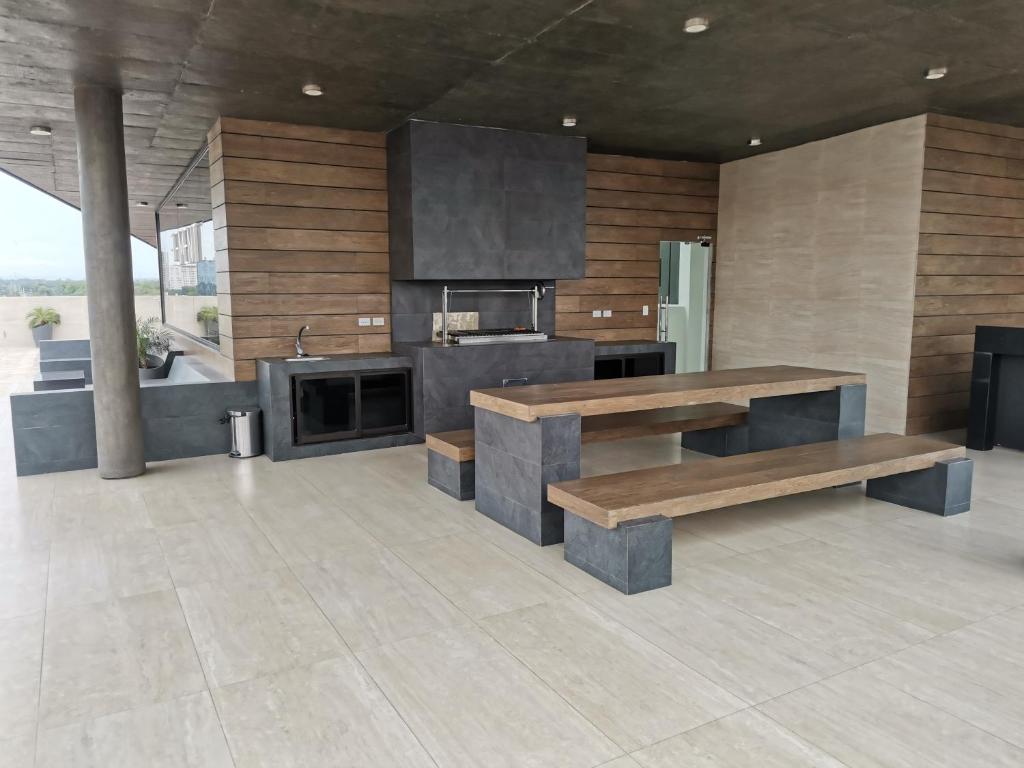 een grote keuken met een aanrecht en banken. bij Element by Elite in Santa Cruz de la Sierra