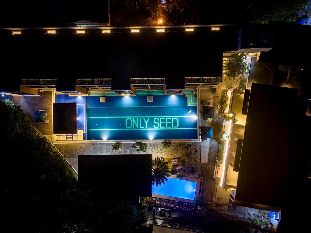 una señal azul que lee sólo semillas por la noche en Only Seed Resort 欧芮希度假酒店 en Panglao City