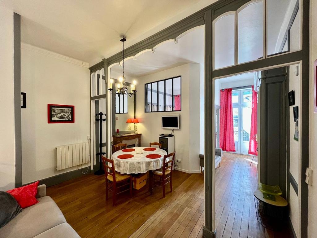 un salon avec une table et une salle à manger dans l'établissement Charmant T2 au cœur du Mont-Dore, idéal pour 4 pers, face aux thermes, animaux acceptés - FR-1-608-259, à Le Mont-Dore