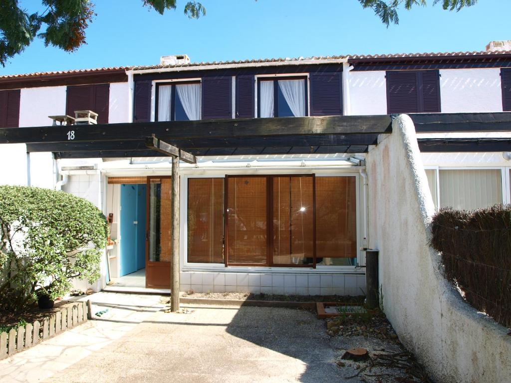 une entrée à une maison avec garage dans l'établissement Vacances à Saint-Jean-de-Monts : Pavillon intime 6 pers., proche plage et commerces - FR-1-323-369, à Saint-Jean-de-Monts