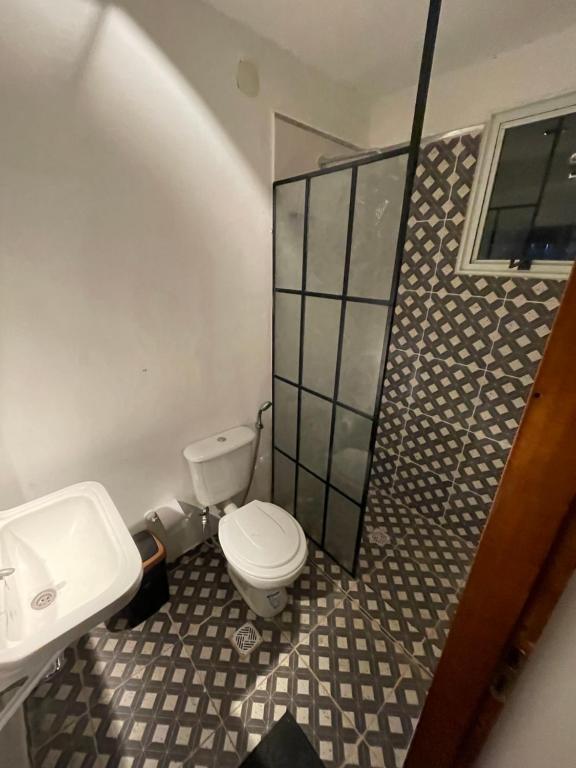 uma casa de banho com um WC e um lavatório em Monoambiente em Corrientes