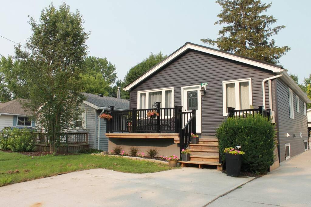 uma pequena casa com um alpendre e uma varanda em Smitty's Lake House Retreat 