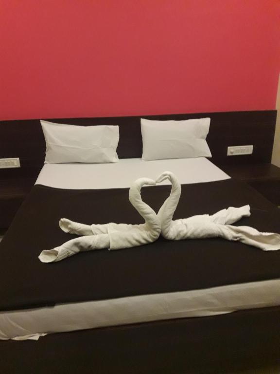 Postel nebo postele na pokoji v ubytování HOTEL SAI MEERA PALACE