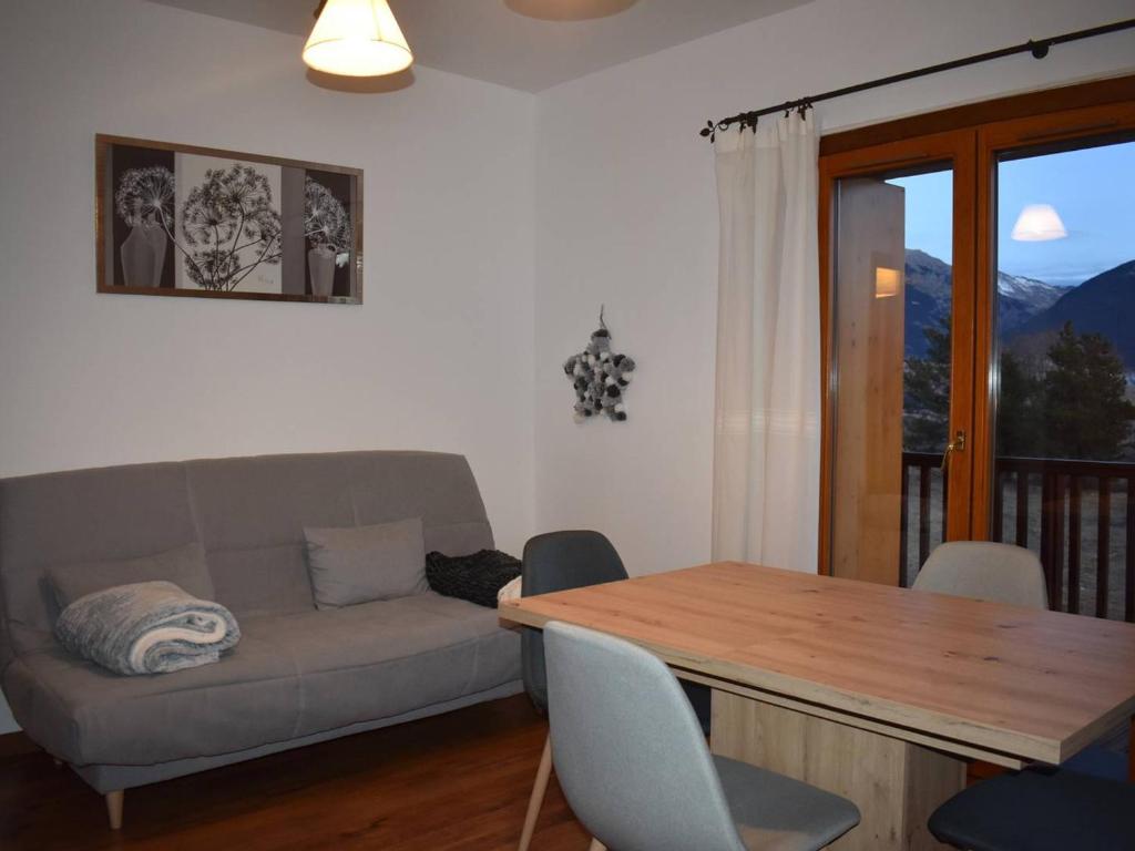 un salon avec un canapé et une table dans l'établissement Appartement 3P modernes avec balcon au calme - Font-Romeu - FR-1-580-106, à Font-Romeu-Odeillo-Via