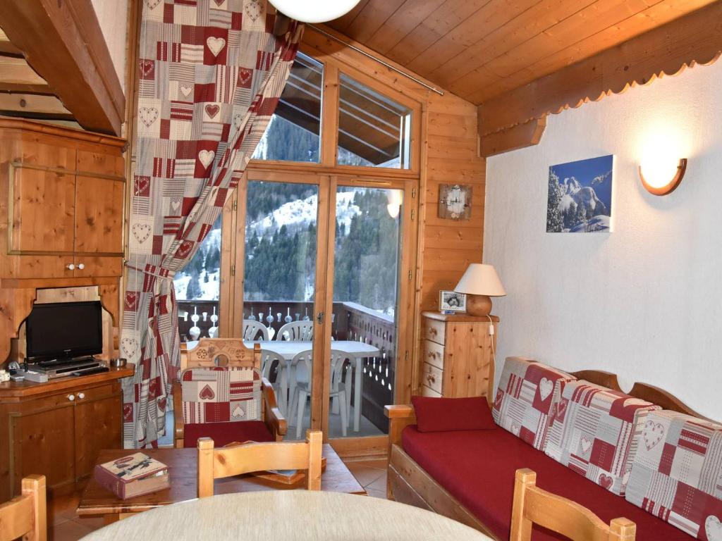 un salon avec un canapé et une table dans l'établissement Duplex 6/8 pers près pistes, Pralognan - FR-1-464-224, à Pralognan-la-Vanoise