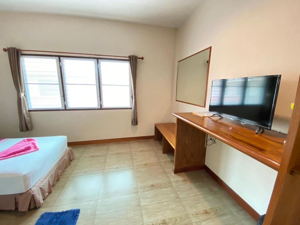 TV a/nebo společenská místnost v ubytování Lotus Hostel Beach Koh Tao