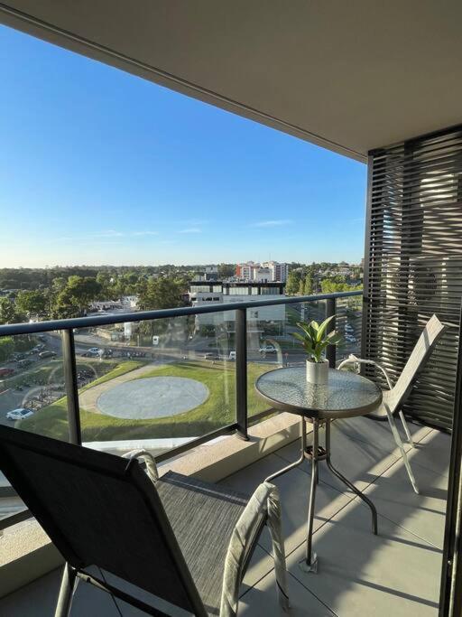 a balcony with a table and chairs and a view at Apto a estrenar en Punta in Punta del Este