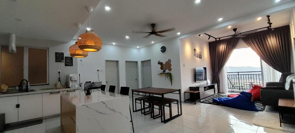 uma cozinha e uma sala de estar com uma mesa em D'Homestay Adelia Residence Bangi Avenue em Kajang