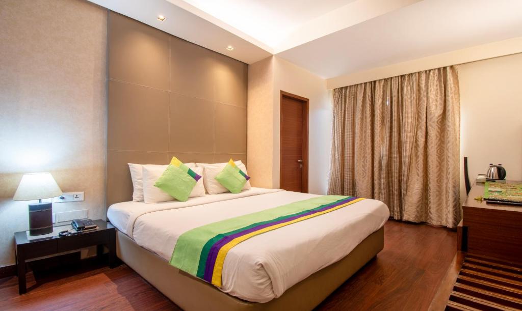 ein Schlafzimmer mit einem großen Bett in einem Zimmer in der Unterkunft Treebo Trend Cabana in Neu-Delhi