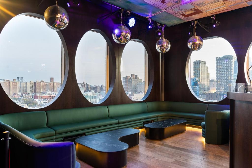Uma área de estar em Hotel Indigo Lower East Side New York by IHG