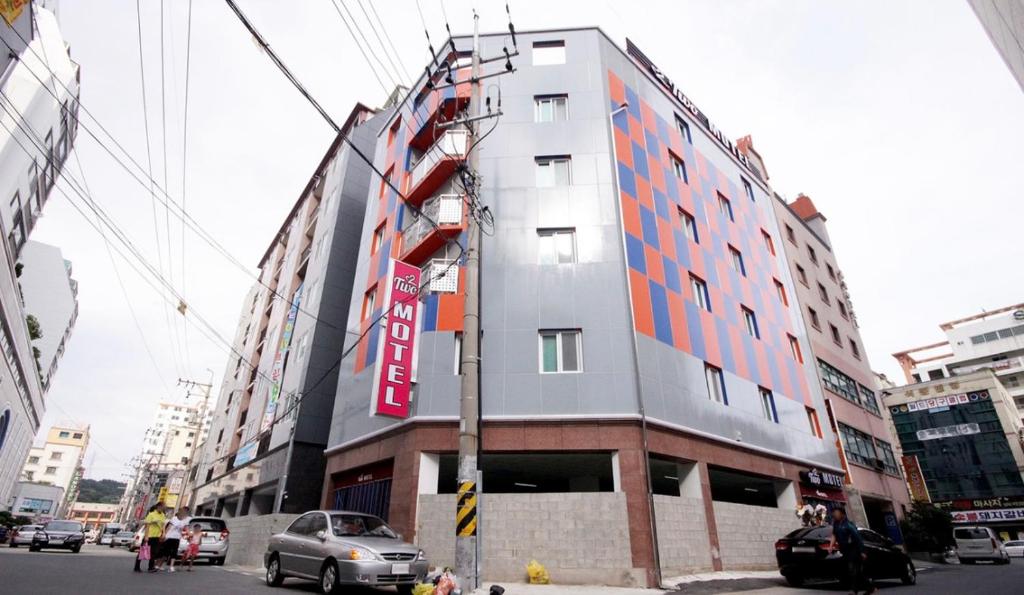 ein Gebäude an der Ecke einer Stadtstraße in der Unterkunft Two motel in Tongyeong