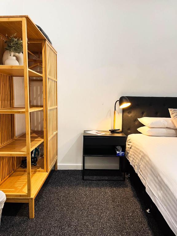 Postel nebo postele na pokoji v ubytování Manjimup Hotel