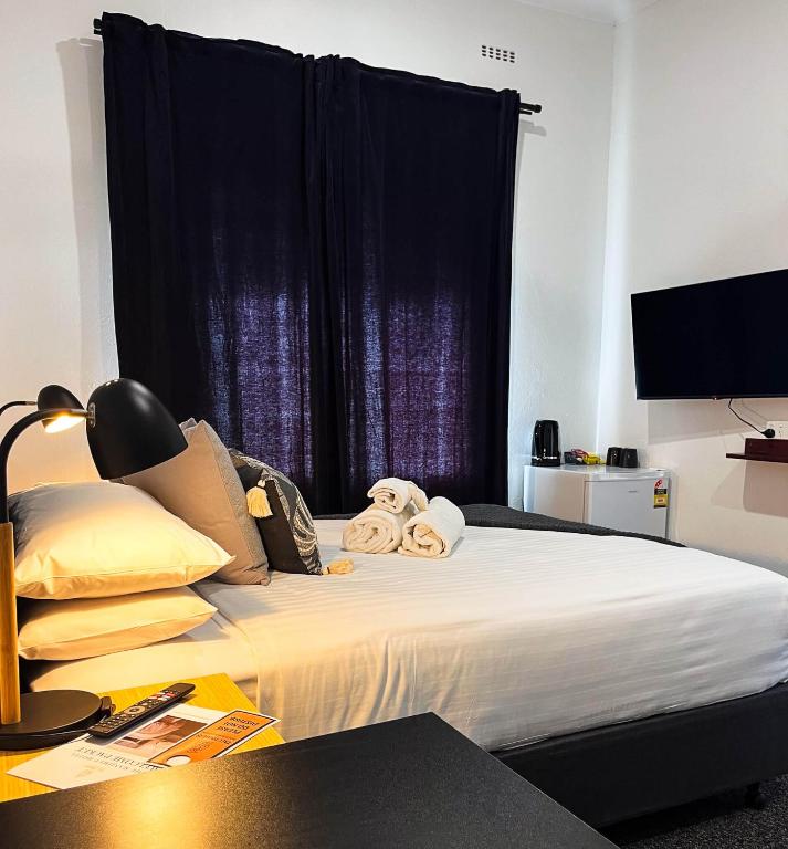 Postel nebo postele na pokoji v ubytování Manjimup Hotel