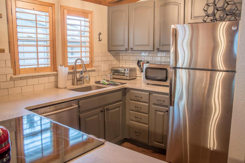 A cozinha ou cozinha compacta de Ranch Condo 3538 - Newly Renovated in Elkhorn with Great Amenities