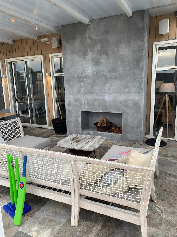 d'une terrasse avec une cheminée, une table et des chaises. dans l'établissement Banyan Breaks - Kalbarri WA, à Kalbarri