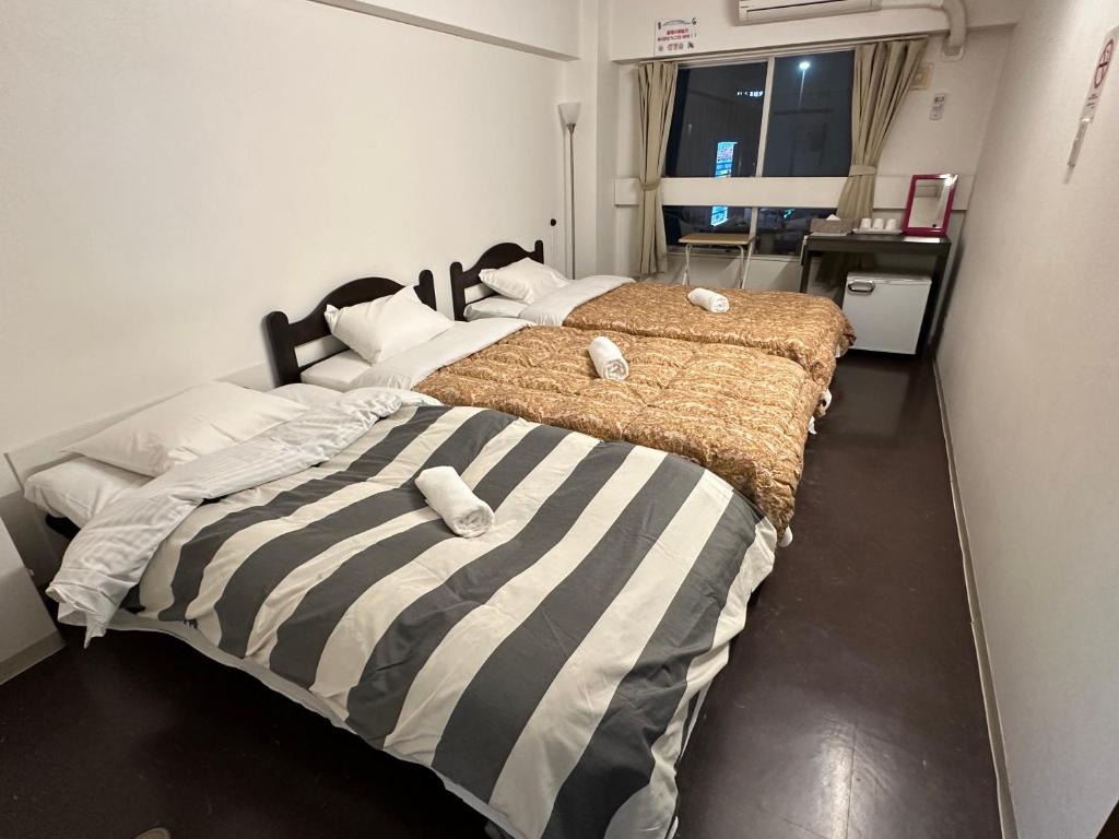 Postel nebo postele na pokoji v ubytování Fukuoka Share Hotel