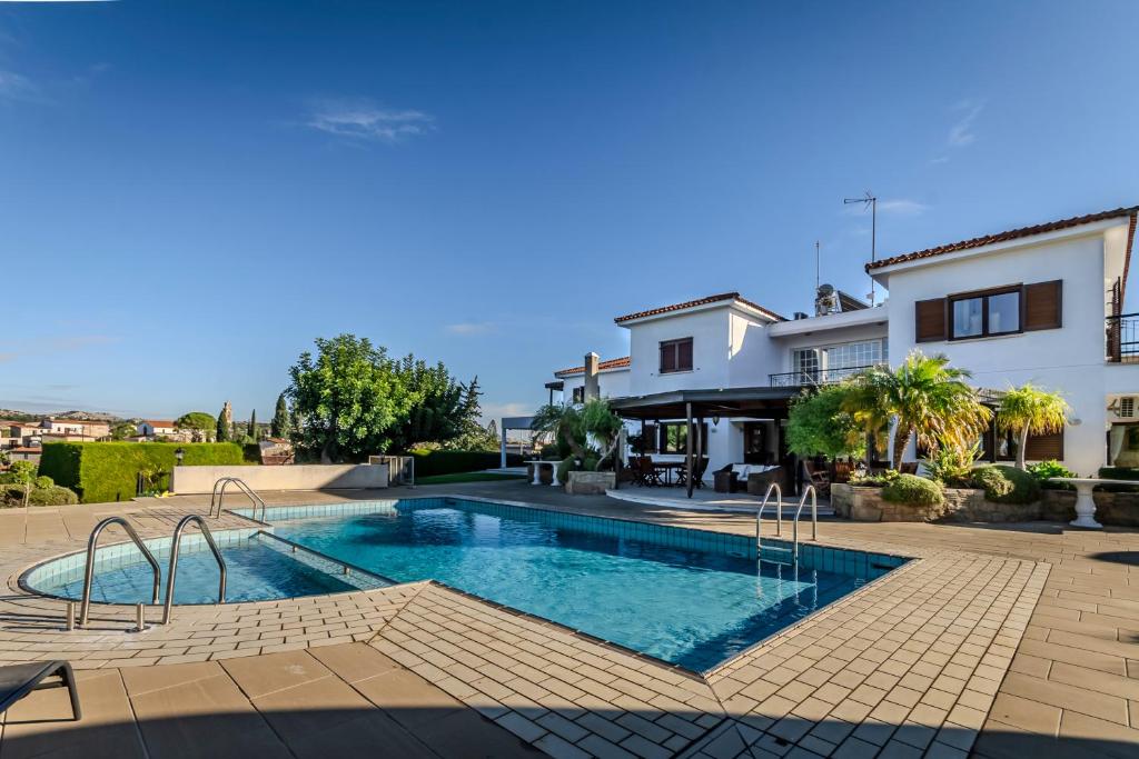 uma piscina em frente a uma casa em Mountain/sea view 6 Bedroom Villa in Chirokitia em Lárnaca