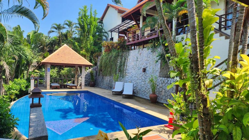 Bazén v ubytování Baiyok Villa seaview and edge pool nebo v jeho okolí
