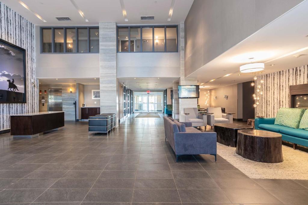 TV a/nebo společenská místnost v ubytování Sandman Signature Edmonton South Hotel
