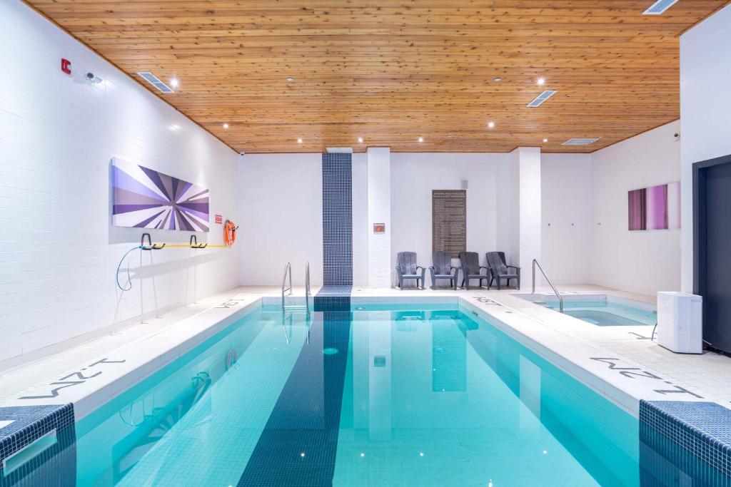 Bazén v ubytování Sandman Signature Edmonton South Hotel nebo v jeho okolí