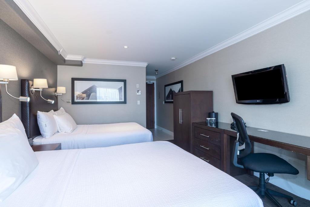 TV a/nebo společenská místnost v ubytování Sandman Signature Edmonton South Hotel