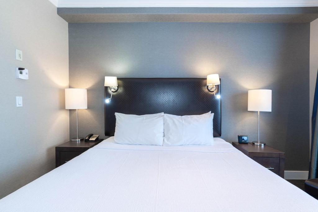 Postel nebo postele na pokoji v ubytování Sandman Signature Edmonton South Hotel