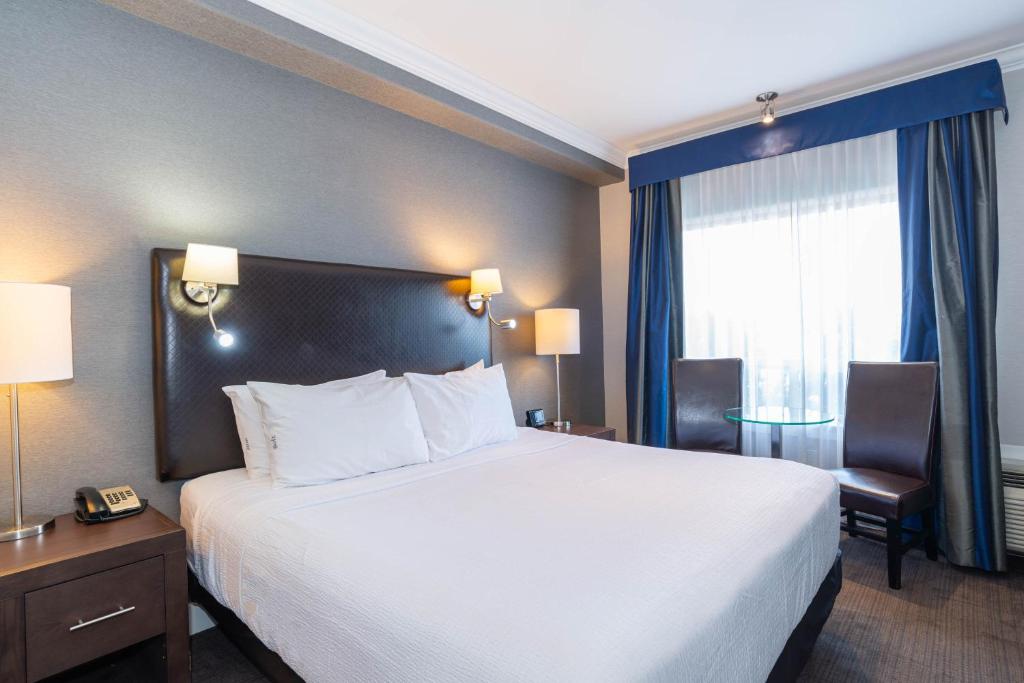 Postel nebo postele na pokoji v ubytování Sandman Signature Edmonton South Hotel