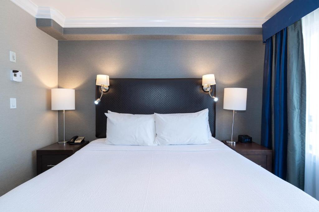 Postel nebo postele na pokoji v ubytování Sandman Signature Edmonton South Hotel
