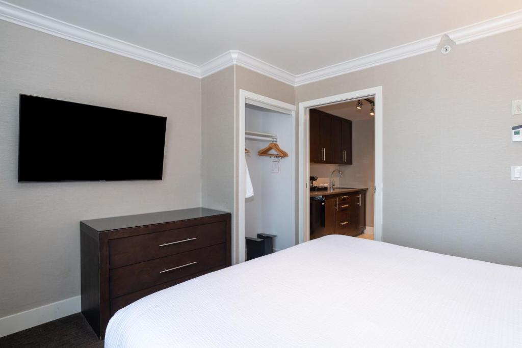 TV a/nebo společenská místnost v ubytování Sandman Signature Edmonton South Hotel