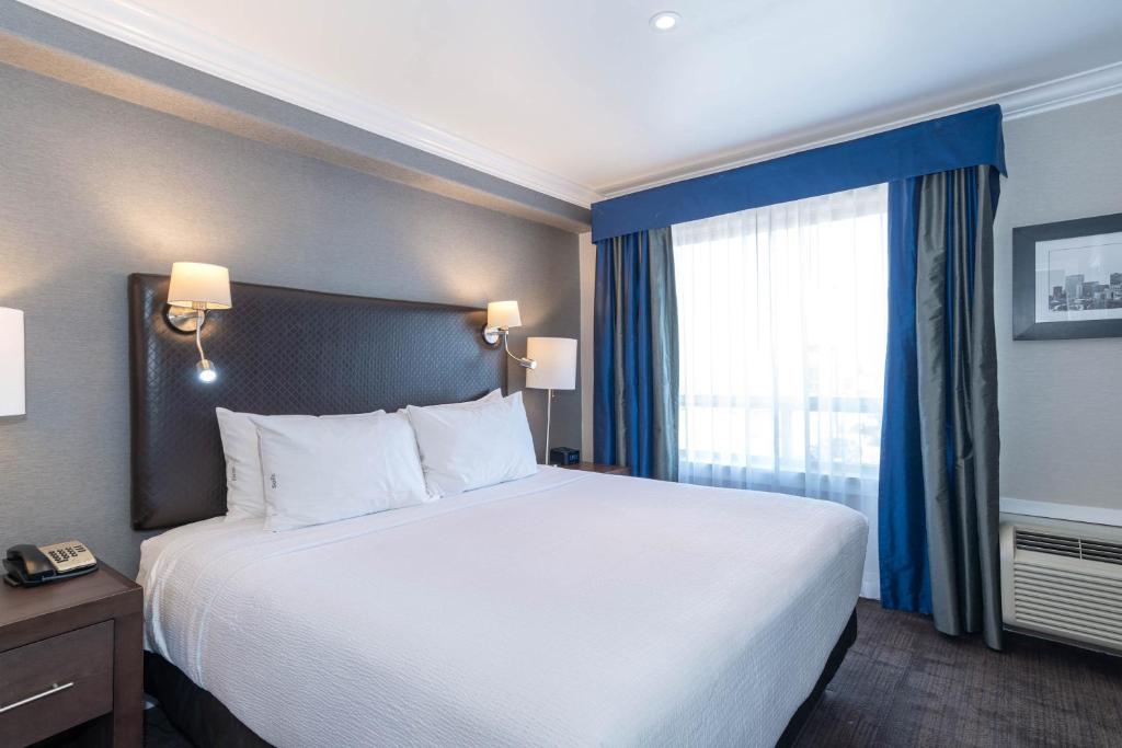 
Family Suite, 1 King Bed, 2 Single Beds, Kitchenette
