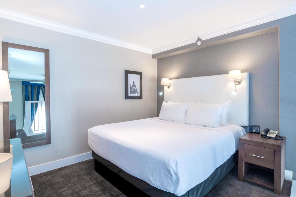 
Loft Suite, 1 King Bed, Kitchen
