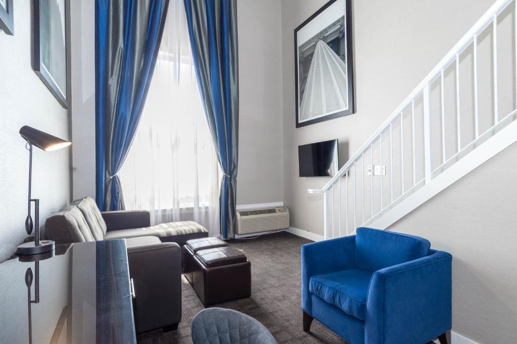 Posezení v ubytování Sandman Signature Edmonton South Hotel
