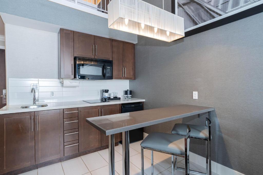 Kuchyň nebo kuchyňský kout v ubytování Sandman Signature Edmonton South Hotel