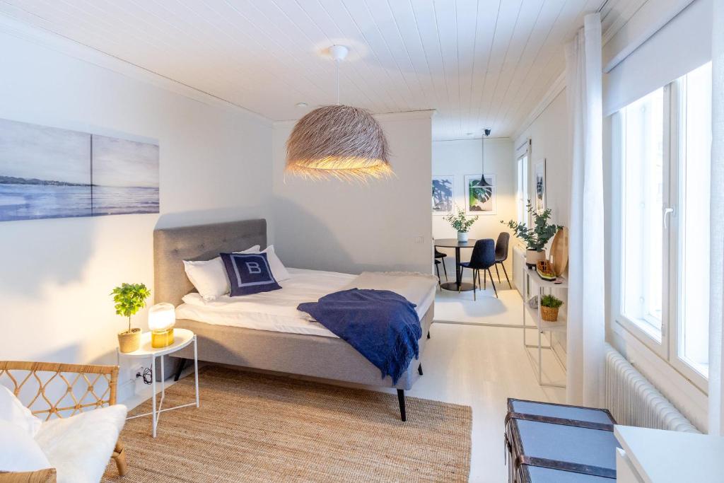 a bedroom with a bed and a table with chairs at Villa Aurinko Studio Apartment in Hanko in Hanko
