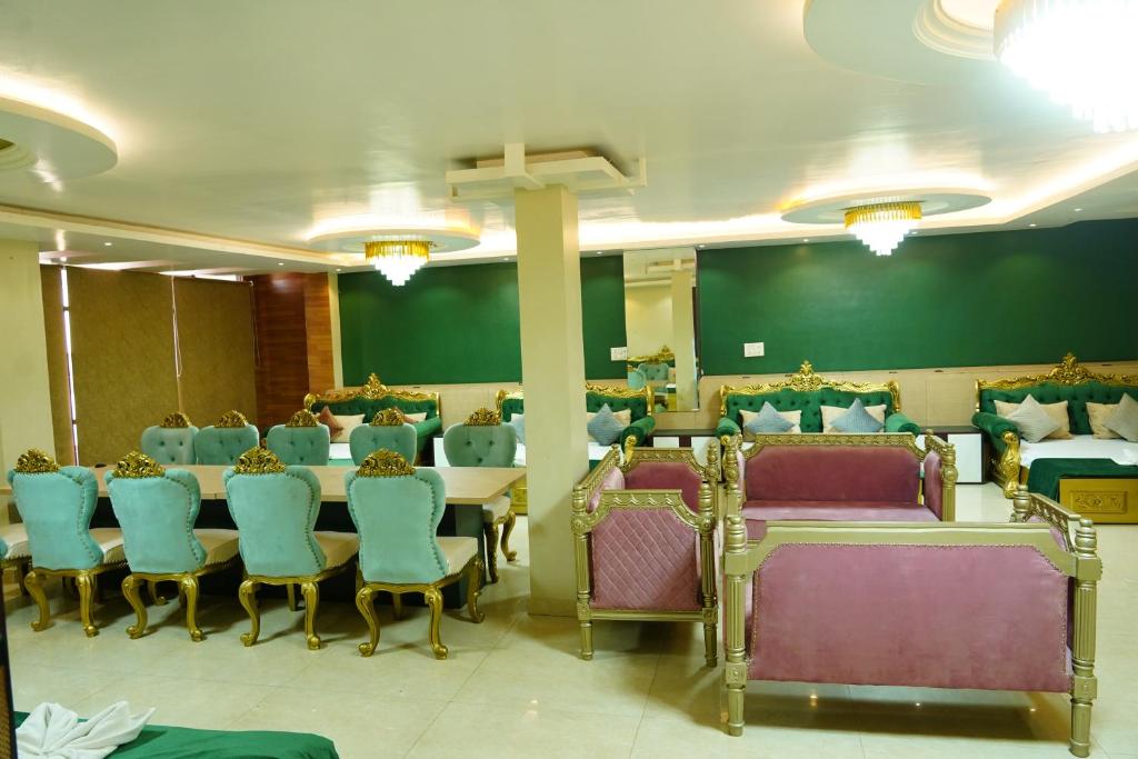 einen Konferenzraum mit Stühlen, einem Tisch und einem Greenboard in der Unterkunft MAHARAJA DORMITORY in Deoghar