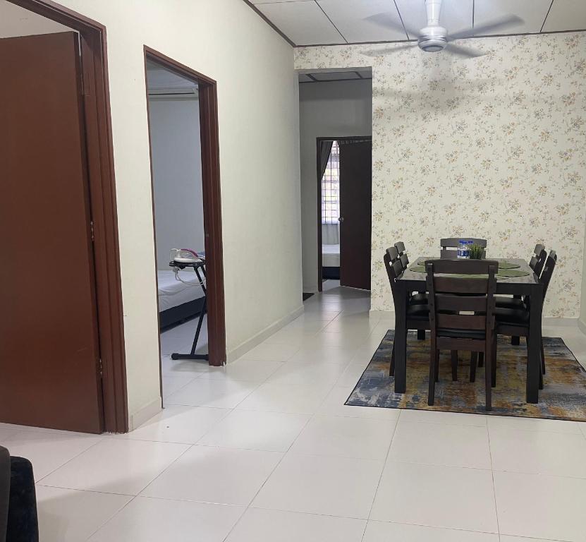 - une salle à manger avec une table et des chaises dans l'établissement THREE ROOMS WITH WIFI HOMESTAY D’RAZAK IN KUALA TERENGGANU, à Kuala Terengganu