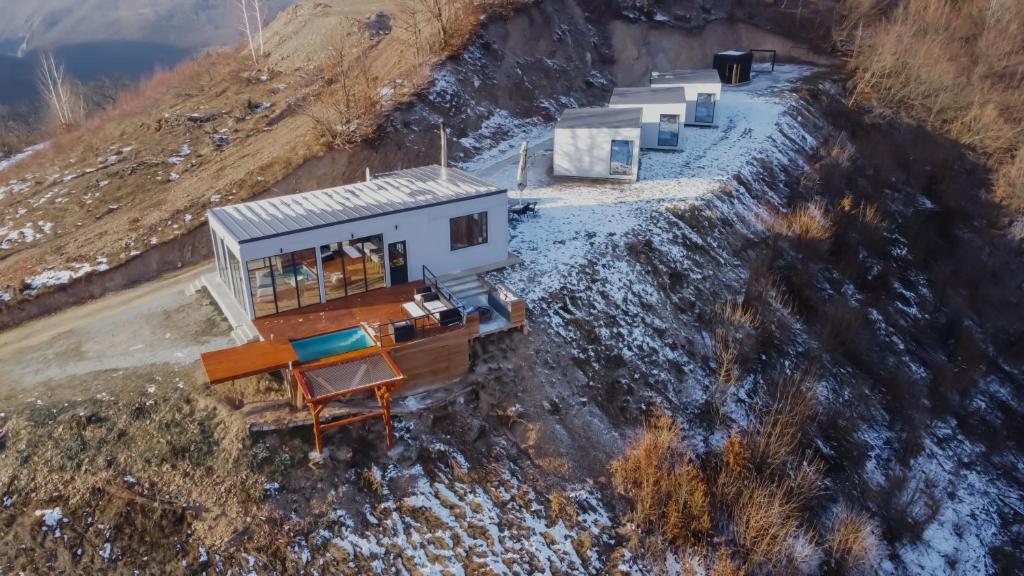 uma vista aérea de uma casa numa colina em Elysium Cabin em Muntele Rece