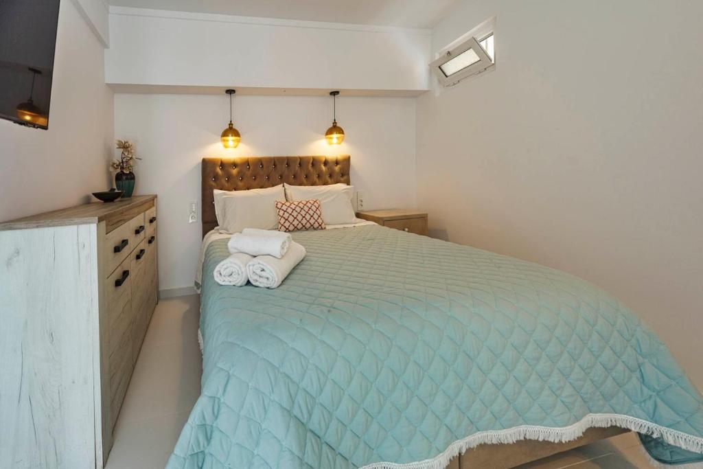 A bed or beds in a room at Napoleon On The Beach