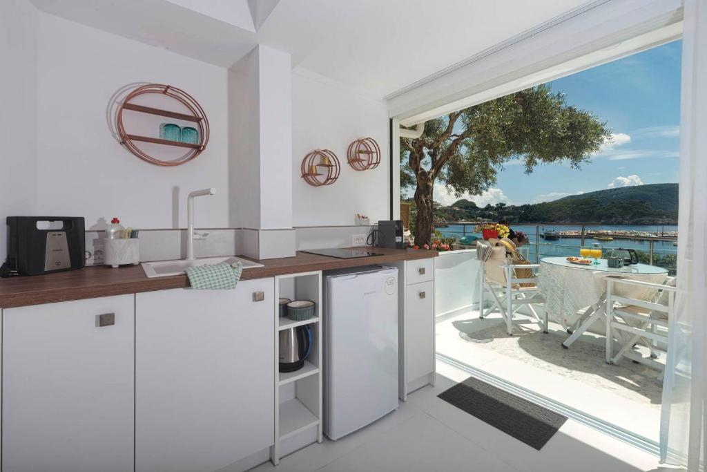 A kitchen or kitchenette at Napoleon On The Beach