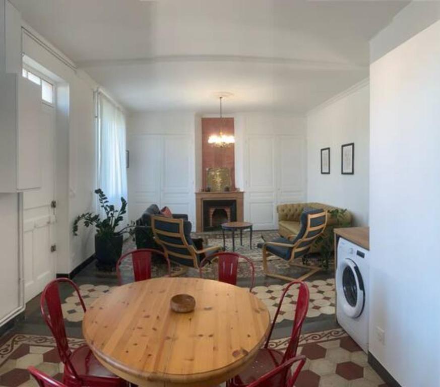 シャス・シュル・ローヌにあるMaison MAGNOLIAのリビングルーム(木製テーブル、椅子付)