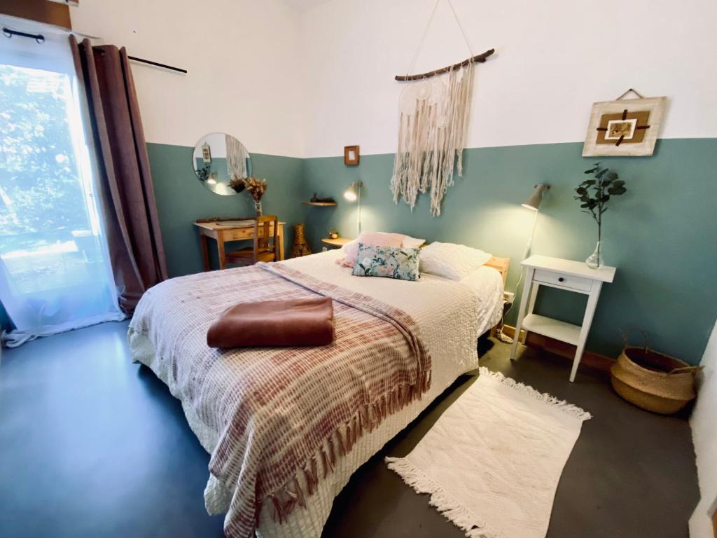 Un dormitorio con una cama grande y una ventana en Centre médiation équine La Daouste, en Jouques